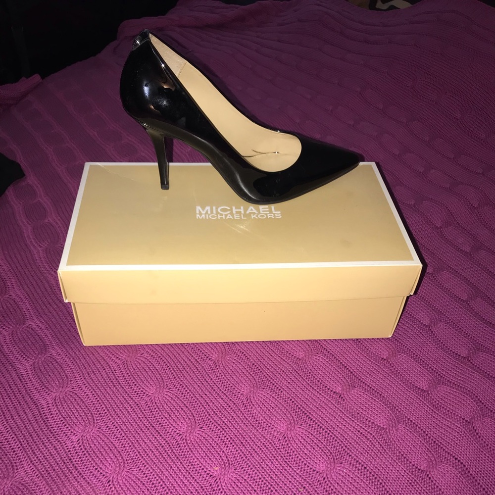 Black patent leather pump